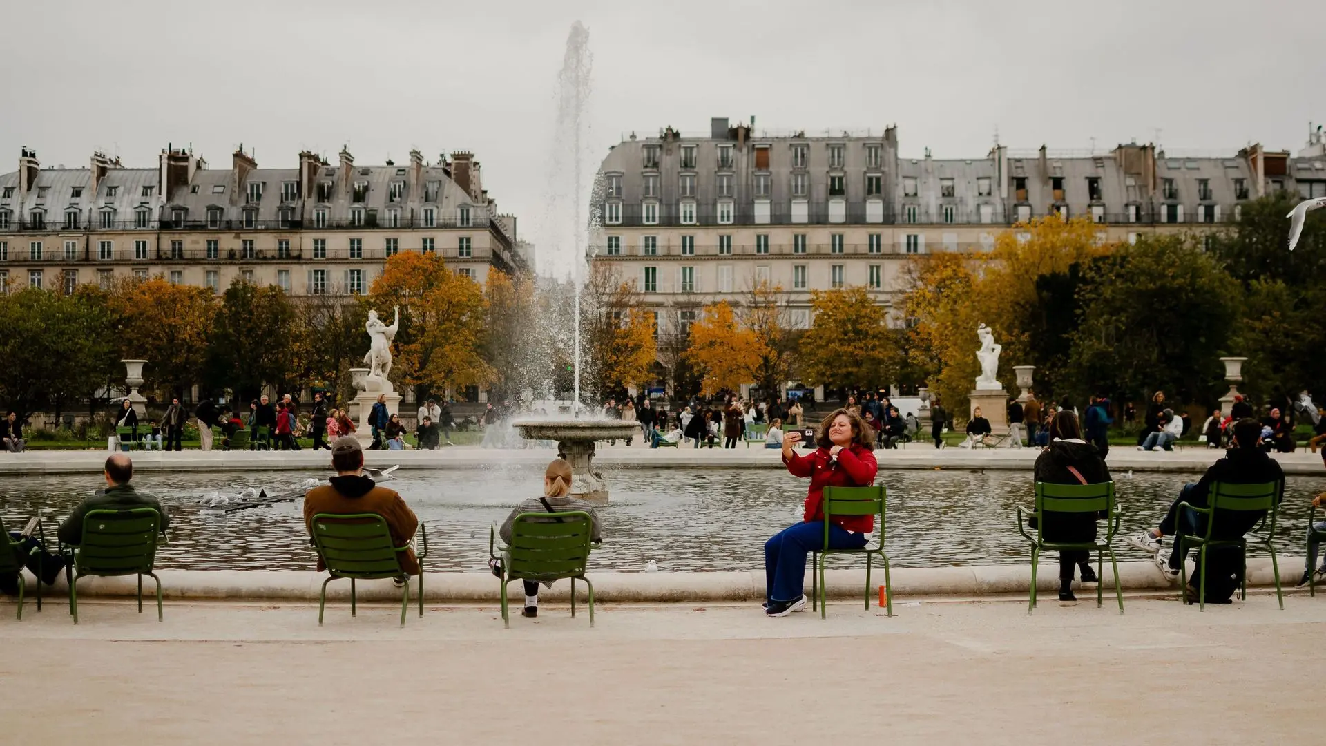 Fountain basin and green chairs in the Tuileries Garden Fountain basin and green chairs in the Tuileries Garden