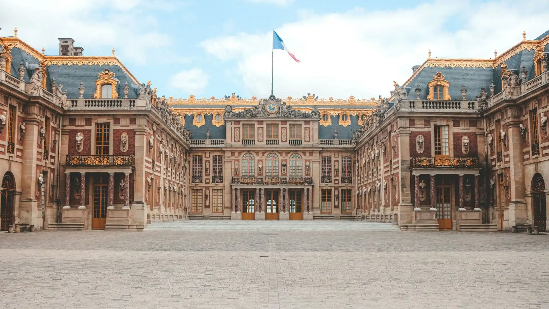 Front courtyard and main facade of the Palace of Versailles