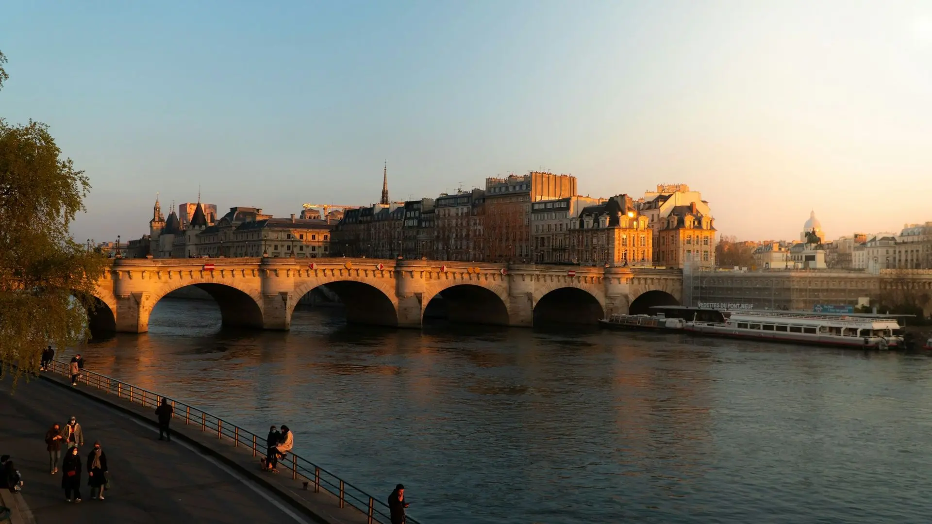 Pont Neuf and the tip of the Île de la Cité at golden hour