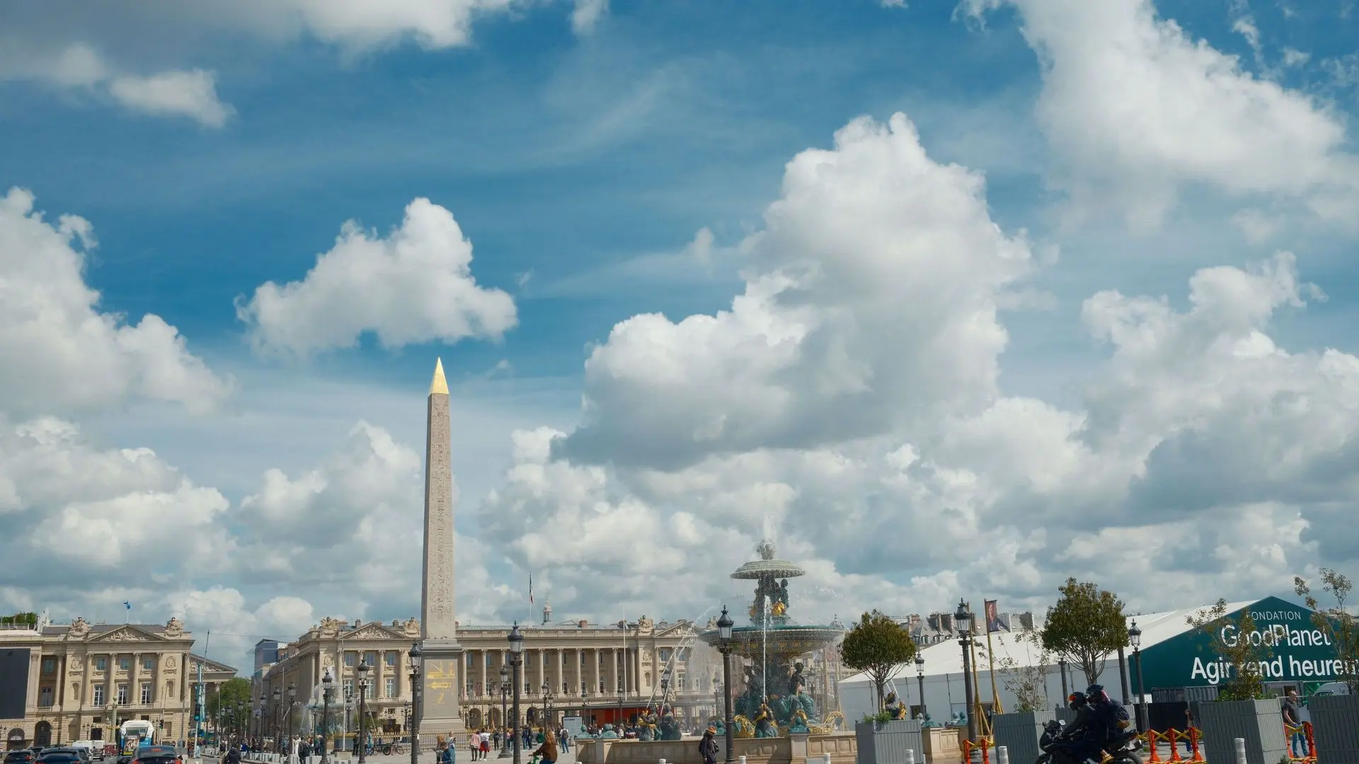 Place de la Concorde with the obelisk and fountain Place de la Concorde with the obelisk and fountain